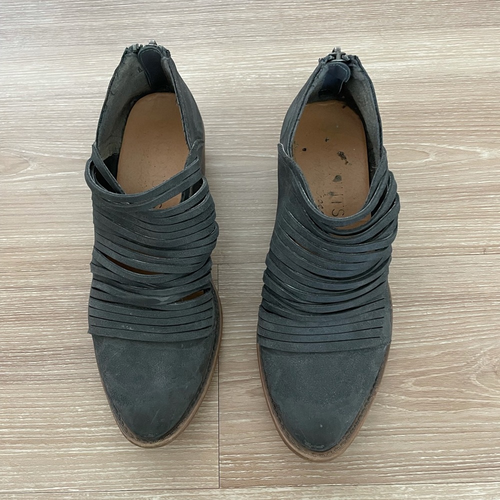 Coconuts by Matisse grey ankle boots (size 6)